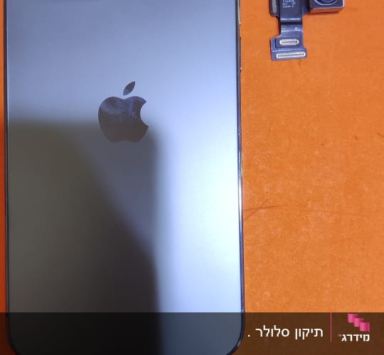 אייפון עם מצלמה משולשת ורכיב מצלמה נוסף